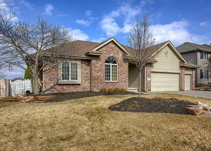 Spacious Pool House With Tons Of Amenities!