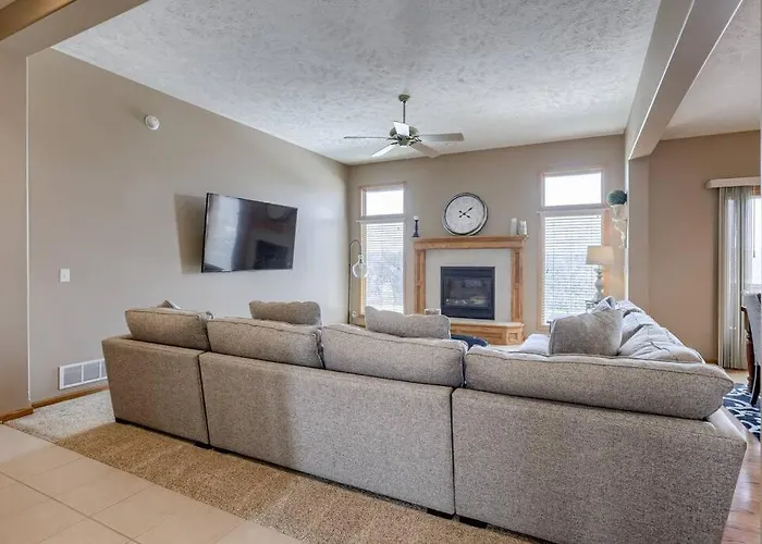 Spacious Pool House With Tons Of Amenities!