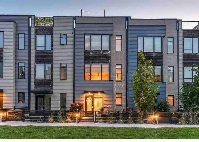 Modern & Stylish Townhome, Walk To Downtown Restuarants & Bars!