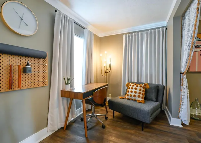 Charming Benson Home - Sleeps 5 Hot Tub!
