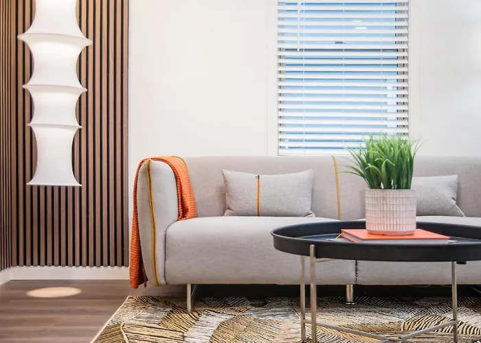 Modern Lux King Suite, Cozy Hot Tub & Central Omaha!