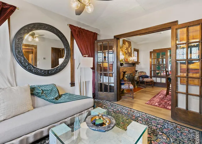 Rewind Vault-Luxe Home With Theater, Arcade And Bar