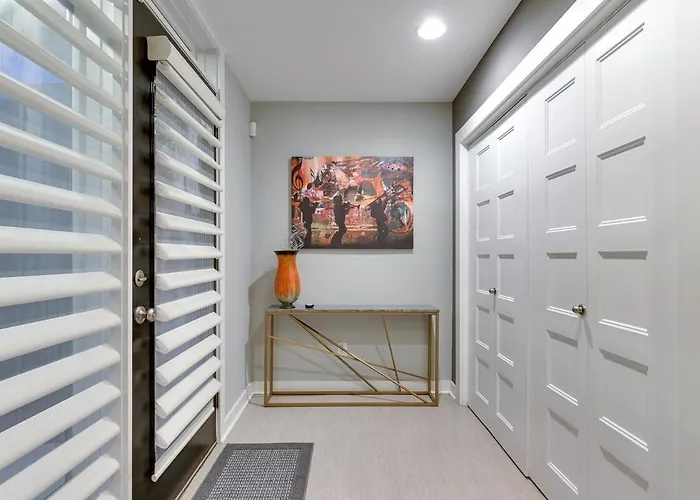 Modern & Stylish Townhome, Walk To Downtown Restuarants & Bars!